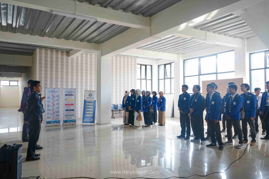 Wakil Rektor II Universitas Darunnajah melepas peserta kunjungan industri Fakultas Sains dan Teknologi.